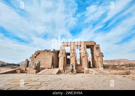 Luxor, Egitto - dicembre 2023: Il Ramesseum è il tempio commemorativo o tempio mortuario del faraone Ramses II Si trova nella necropoli di Tebe Foto Stock