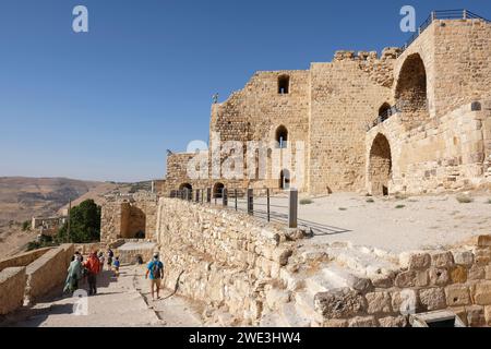 I visitatori di Karak Jordan presso le antiche rovine del castello crociato del XII secolo viste nell'agosto 2023 Foto Stock