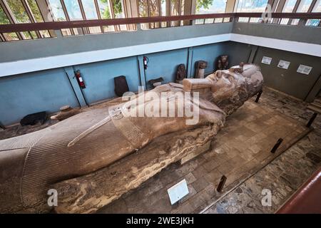 Memphis, Egitto - 2 gennaio 2024: Una statua monumentale di Ramses II scolpita in pietra calcarea e lunga circa 10 metri Foto Stock