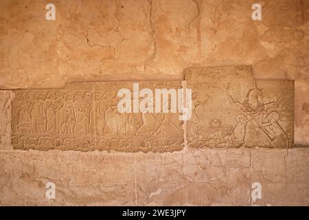 Saqqara, Egitto - 2 gennaio 2024: Rilievo BAS su un muro nella Tomba di Horemheb situata nella necropoli di Saqqara Foto Stock