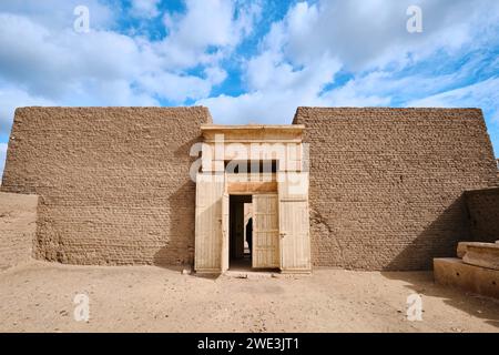 Saqqara, Egitto - 2 gennaio 2024: Antica tomba egiziana mastaba nella necropoli di Saqqara Foto Stock