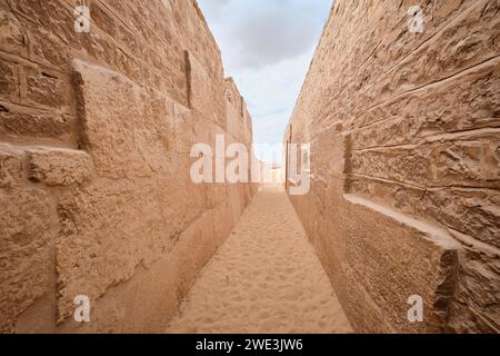 Saqqara, Egitto - 2 gennaio 2024: Antiche mura egiziane di mastaba nella necropoli di Saqqara Foto Stock