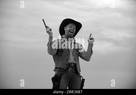 Cercavo occidentale. Buon cowboy divertente con arma. Bandito americano, uomo occidentale con cappello. Ovest e pistole. Foto Stock