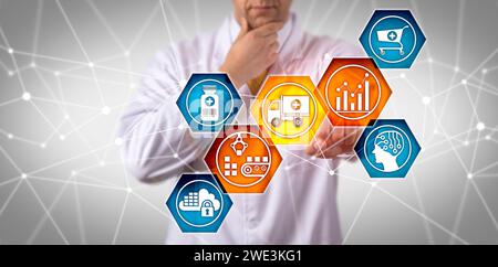 Scienziato di ricerca farmaceutica irriconoscibile che gestisce la catena di fornitura di farmaci da prescrizione tramite touch screen. Pharma IT Concept per SCM, fulfi end-to-end Foto Stock