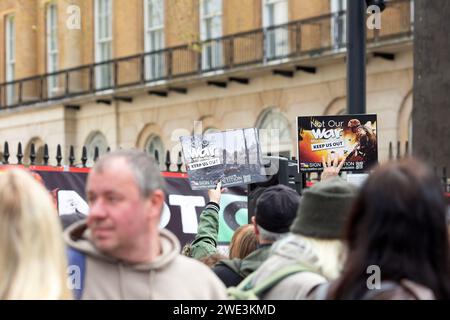 I manifestanti contro il coinvolgimento della Gran Bretagna nella guerra in Ucraina si riuniscono vicino a Downing Street a Londra. Foto Stock