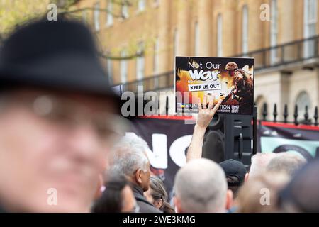 I manifestanti contro il coinvolgimento della Gran Bretagna nella guerra in Ucraina si riuniscono vicino a Downing Street a Londra. Foto Stock