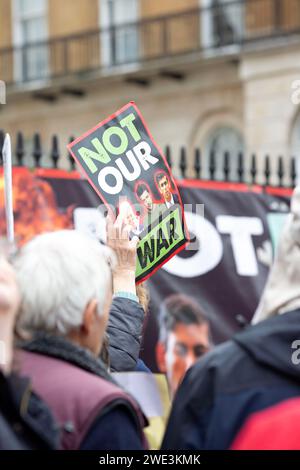 I manifestanti contro il coinvolgimento della Gran Bretagna nella guerra in Ucraina si riuniscono vicino a Downing Street a Londra. Foto Stock