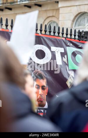 I manifestanti contro il coinvolgimento della Gran Bretagna nella guerra in Ucraina si riuniscono vicino a Downing Street a Londra. Foto Stock