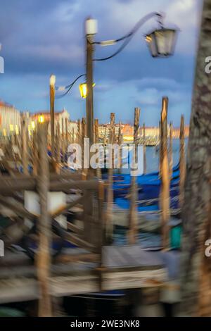 Un movimento intenzionale della macchina fotografica di gondole ormeggiate di fronte a Piazza San Marco Venezia Italia Foto Stock