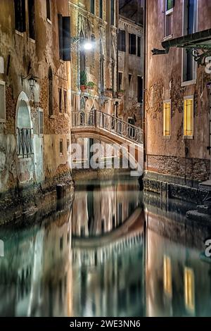 Un ponte che attraversa un canale a Torcello, Venezia, Italia Foto Stock