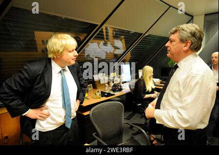 Immagine ©concessa in licenza a Parsons Media. 04/05/2012. Londra, Regno Unito. Boris Johnson e Lynton Crosby. Il sindaco di Londra Boris Johnson nel suo ufficio con il suo direttore della campagna elettorale Lynton Crosby al City Hall nella notte dei risultati delle elezioni Mayoral, venerdì 4 maggio 2012. Foto di Andrew Parsons / Parsons Media Foto Stock