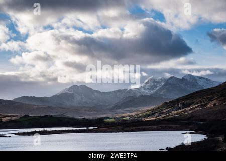 Vista sul Monte Snowdon con il ferro di cavallo attraverso i laghi Llynnau Mymbyr nel Parco Nazionale di Snowdonia in inverno. Capel Curig, Conwy, Galles del Nord, Regno Unito, Gran Bretagna Foto Stock