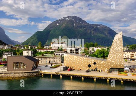 Stazione della funivia Romsdalgondolen e Norsk Tindesenter o Norwegian Mountaineering Centre ad Andalsnes, Møre og Romsdal, Norvegia, Scandinavia Foto Stock