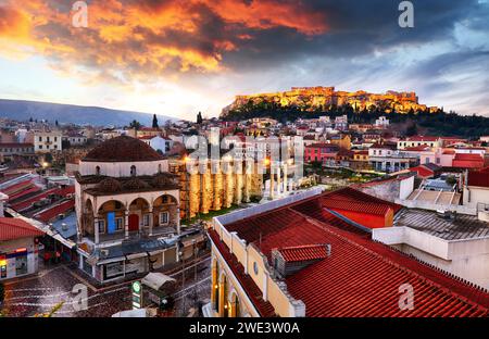 Acropolis con il Partenone tempio contro il tramonto in Atene, Grecia Foto Stock