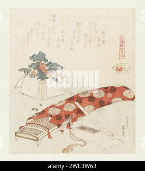 Akoya Schelp, Katsushika Hokusai, 1821 Un Koto (strumento a corda giapponese) in panno protettivo, un flauto di bambù e un tavolo con decorazioni di Capodanno che consistono, tra le altre cose, di Varenblad, di un gambero e di un pino in miniatura. Il guscio a cui si riferisce il titolo è raffigurato nel cartiglio a forma di ventaglio. Con due poesie. Carta giapponese tagliata in legno Foto Stock