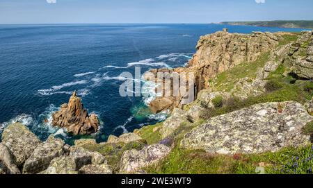 Il vecchio punto di osservazione della guardia costiera sulla scogliera di Pedn-Men-Du e lo stack marino di Irish Lady, Sennen Cove, Cornovaglia, dal sentiero costiero S W. Foto Stock