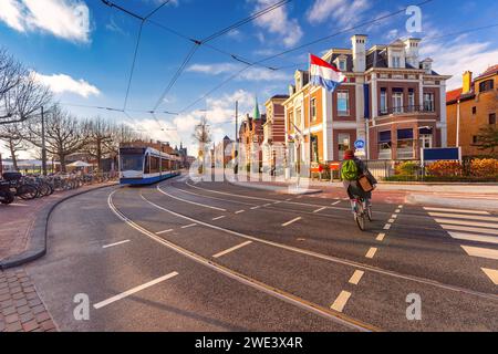 Amsterdam Street invernale, bandiera olandese contro case tipiche, Olanda, Paesi Bassi. Foto Stock