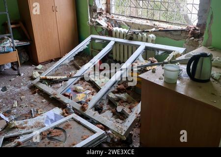 Kiev, Ucraina. 23 gennaio 2024. Un dormitorio studentesco di Kiev che è stato pesantemente danneggiato dagli attacchi missilistici russi durante la guerra russo-Ucraina a Kiev. L'attacco missilistico russo ha preso di mira le città ucraine di Kiev, Charkiv, Pavlohrad e Balakliia, uccidendo almeno 4 persone, ferendone molte altre e danneggiando edifici residenziali. Secondo un funzionario, nove persone sono rimaste ferite nella capitale di Kiev, mentre 3 persone sono morte e 28 persone sono rimaste ferite nell'attacco a Charkiv. Credito: SOPA Images Limited/Alamy Live News Foto Stock