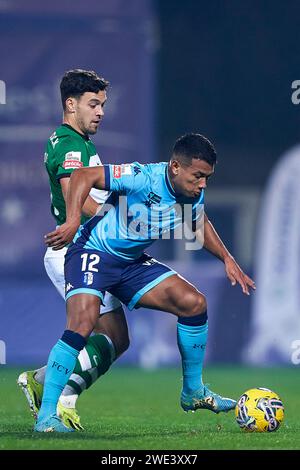 Pedro Goncalves dello Sporting CP compete per il pallone con Rafael Bustamante del FC Vizela durante la partita Betclic di Liga Portugal tra FC Vizela e. Foto Stock