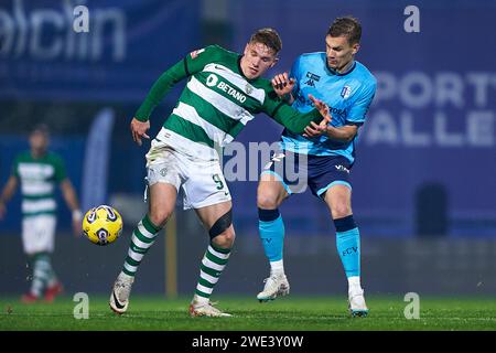 Aleksandar Busnic del FC Vizela compete per il pallone con Viktor Gyokeres dello Sporting CP durante la partita Betclic di Liga Portugal tra FC Vizela e. Foto Stock