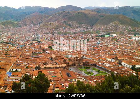 Splendida vista aerea di Plaza de Armas sotto la pioggia di luce, vista dalla Cittadella di Sacsayhuaman, Cusco, Perù e Sud America Foto Stock