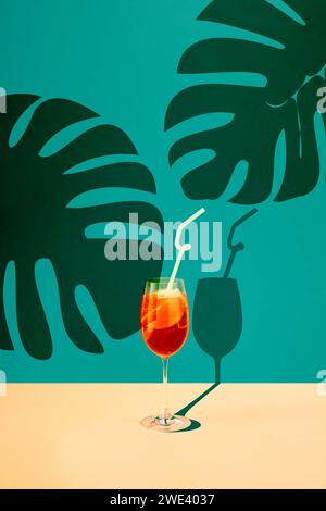 bicchiere di cocktail aperol spritz si trova sulla sabbia vicino al mare  Foto stock - Alamy