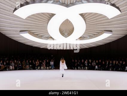 Parigi, Frankreich. 23 gennaio 2024. CHANEL Haute Couture Primavera/Estate 2024 Runway durante la Paris Haute Couture Fashion Week il 2024 gennaio - Parigi; Francia 23/01/2024 credito: dpa/Alamy Live News Foto Stock