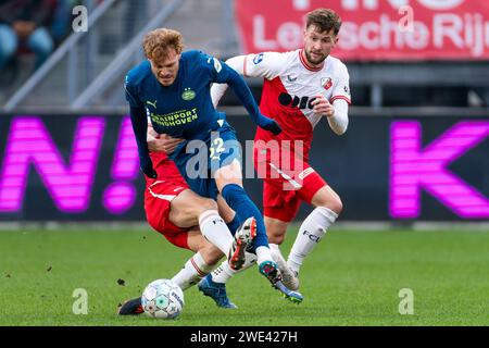 Utrecht, Paesi Bassi. 21 gennaio 2024. UTRECHT, PAESI BASSI - 21 GENNAIO: Yorbe Vertessen del PSV si batte per il pallone con Jens Toornstra dell'FC Utrecht e Hidde ter Avest dell'FC Utrecht durante la partita olandese Eredivisie tra FC Utrecht e PSV allo Stadion Galgenwaard il 21 gennaio 2024 a Utrecht, Paesi Bassi. (Foto di Joris Verwijst/Orange Pictures) credito: Orange Pics BV/Alamy Live News Foto Stock