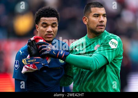 UTRECHT, PAESI BASSI - 21 GENNAIO: Malik Tillman del PSV e il portiere Walter Benitez del PSV dopo l'incontro olandese dell'Eredivisie tra FC Utrecht e PSV allo Stadion Galgenwaard il 21 gennaio 2024 a Utrecht, Paesi Bassi. (Foto di Joris Verwijst/Orange Pictures) Foto Stock