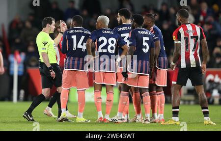 I giocatori del Nottingham Forest litigano con l'arbitro, Darren England dopo che il VAR assegna a Neal Maupay il gol di Brentford dopo una controversa pallamano. - Brentford / Nottingham Forest, Premier League, GTECH Community Stadium, Londra, Regno Unito - 20 gennaio 2024. Solo per uso editoriale - si applicano le restrizioni DataCo. Foto Stock