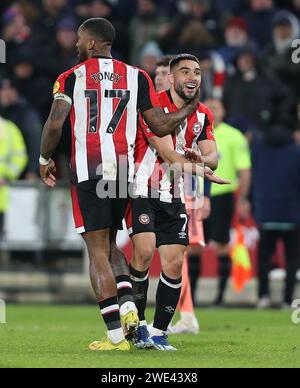 GOAL 3-2, Neal Maupay di Brentford celebrazione del gol con Ivan Toney di Brentford dopo che il VAR assegna il gol dopo un controverso pallamano. - Brentford / Nottingham Forest, Premier League, GTECH Community Stadium, Londra, Regno Unito - 20 gennaio 2024. Solo per uso editoriale - si applicano le restrizioni DataCo. Foto Stock