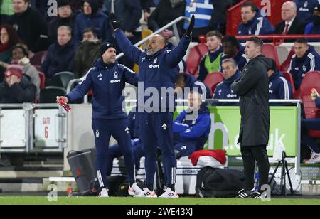 Nuno Espirito Santo Manager del Nottingham Forest sembra frustrato dopo che il VAR assegna a Neal Maupay il gol di Brentford dopo una controversa pallamano. - Brentford / Nottingham Forest, Premier League, GTECH Community Stadium, Londra, Regno Unito - 20 gennaio 2024. Solo per uso editoriale - si applicano le restrizioni DataCo. Foto Stock