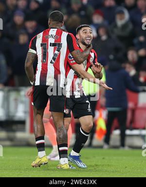 GOAL 3-2, Neal Maupay di Brentford celebrazione del gol con Ivan Toney di Brentford dopo che il VAR assegna il gol dopo un controverso pallamano. - Brentford / Nottingham Forest, Premier League, GTECH Community Stadium, Londra, Regno Unito - 20 gennaio 2024. Solo per uso editoriale - si applicano le restrizioni DataCo. Foto Stock