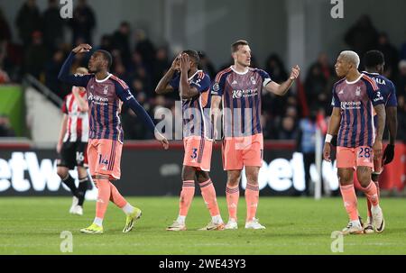 Callum Hudson-Odoi, Nuno Tavares e Chris Wood di Nottingham Forest guardano scioccati e delusi dopo che il VAR assegna a Neal Maupay di Brentford goal dopo un controverso pallamano. - Brentford / Nottingham Forest, Premier League, GTECH Community Stadium, Londra, Regno Unito - 20 gennaio 2024. Solo per uso editoriale - si applicano le restrizioni DataCo. Foto Stock