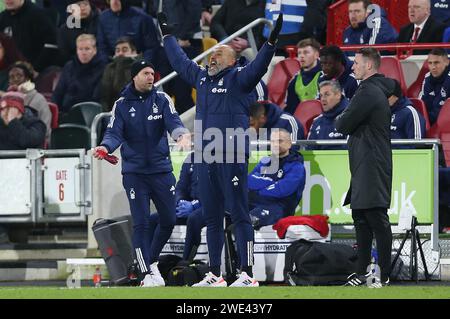 Nuno Espirito Santo Manager del Nottingham Forest sembra frustrato dopo che il VAR assegna a Neal Maupay il gol di Brentford dopo una controversa pallamano. - Brentford / Nottingham Forest, Premier League, GTECH Community Stadium, Londra, Regno Unito - 20 gennaio 2024. Solo per uso editoriale - si applicano le restrizioni DataCo. Foto Stock