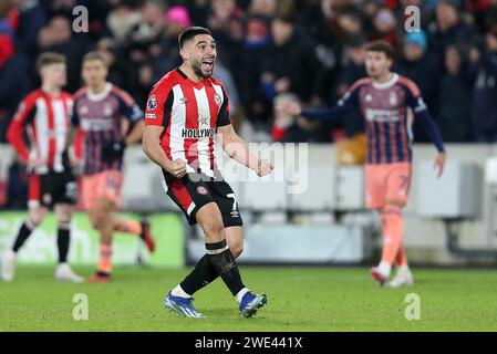 GOAL 3-2, Neal Maupay di Brentford goal Celebration dopo che il VAR assegna il gol dopo una controversa pallamano. - Brentford / Nottingham Forest, Premier League, GTECH Community Stadium, Londra, Regno Unito - 20 gennaio 2024. Solo per uso editoriale - si applicano le restrizioni DataCo. Foto Stock