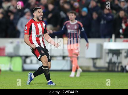 GOAL 3-2, Neal Maupay di Brentford goal Celebration dopo che il VAR assegna il gol dopo una controversa pallamano. - Brentford / Nottingham Forest, Premier League, GTECH Community Stadium, Londra, Regno Unito - 20 gennaio 2024. Solo per uso editoriale - si applicano le restrizioni DataCo. Foto Stock