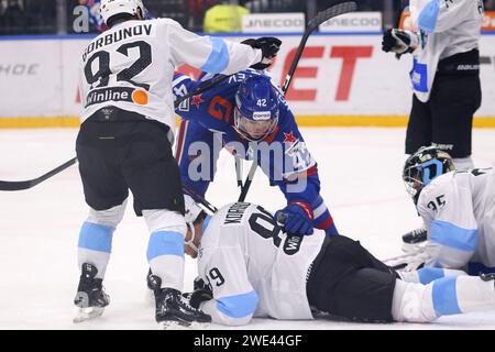 San Pietroburgo, Russia. 22 gennaio 2024. Il giocatore DELLO SKA Hockey Club, Mikhail Vorobyov (42) e il giocatore del Dinamo Hockey Club Dmitry Korobov (89) visto in azione durante la Kontinental Hockey League, stagione regolare KHL 2023 - 2024 tra lo SKA San Pietroburgo e Dinamo Minsk al Ice Sports Palace. (Punteggio finale; SKA San Pietroburgo 1:2 Dinamo Minsk) credito: SOPA Images Limited/Alamy Live News Foto Stock