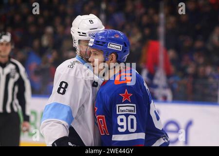 San Pietroburgo, Russia. 22 gennaio 2024. Il giocatore DELLO SKA Hockey Club, Valentin Zykov (90) e il giocatore del Dinamo Hockey Club, Ilya Shinkevich (8) visto in azione durante la Kontinental Hockey League, stagione regolare KHL 2023 - 2024 tra lo SKA San Pietroburgo e Dinamo Minsk al Ice Sports Palace. (Punteggio finale; SKA San Pietroburgo 1:2 Dinamo Minsk) credito: SOPA Images Limited/Alamy Live News Foto Stock