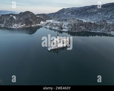 Una veduta aerea della Chiesa della madre di Dio sul lago. Bled, Slovenia Foto Stock