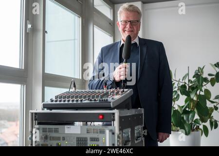 Bayreuth, Germania. 23 gennaio 2024. Thomas Ebersberger (CSU), sindaco della città di Bayreuth, si trova dietro un'unità radiofonica di emergenza. La città di Bayreuth sta introducendo una radio di emergenza che può fornire ai cittadini della città e del distretto di Bayreuth tutte le informazioni necessarie in caso di blackout. Il trasmettitore FM è in grado di trasmettere un programma di emergenza tramite la frequenza di trasmissione della stazione radio locale "radio Mainwelle" (FM 104.3). Credito: Daniel Vogl/dpa/Alamy Live News Foto Stock