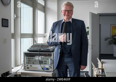 Bayreuth, Germania. 23 gennaio 2024. Thomas Ebersberger (CSU), Lord Mayor della città di Bayreuth, si trova accanto a un'unità di trasmissione radio di emergenza. La città di Bayreuth presenta una radio di emergenza che può fornire ai cittadini della città e del distretto di Bayreuth tutte le informazioni necessarie in caso di blackout. Il trasmettitore FM è in grado di trasmettere un programma di emergenza tramite la frequenza di trasmissione della stazione radio locale "radio Mainwelle" (FM 104.3). Credito: Daniel Vogl/dpa/Alamy Live News Foto Stock