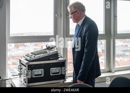 Bayreuth, Germania. 23 gennaio 2024. Thomas Ebersberger (CSU), Lord Mayor della città di Bayreuth, si trova accanto a un'unità di trasmissione radio di emergenza. La città di Bayreuth presenta una radio di emergenza che può fornire ai cittadini della città e del distretto di Bayreuth tutte le informazioni necessarie in caso di blackout. Il trasmettitore FM è in grado di trasmettere un programma di emergenza tramite la frequenza di trasmissione della stazione radio locale "radio Mainwelle" (FM 104.3). Credito: Daniel Vogl/dpa/Alamy Live News Foto Stock