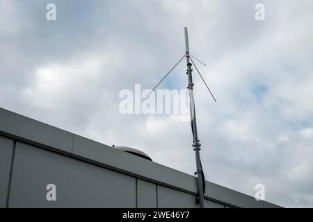 Bayreuth, Germania. 23 gennaio 2024. L'antenna della radio di emergenza della città di Bayreuth è montata sul tetto del nuovo Municipio. La città di Bayreuth presenta una stazione radio di emergenza che può fornire ai cittadini della città e del distretto di Bayreuth tutte le informazioni necessarie in caso di blackout. Il trasmettitore FM è in grado di trasmettere un programma di emergenza tramite la frequenza di trasmissione della stazione radio locale "radio Mainwelle" (FM 104.3). Credito: Daniel Vogl/dpa/Alamy Live News Foto Stock