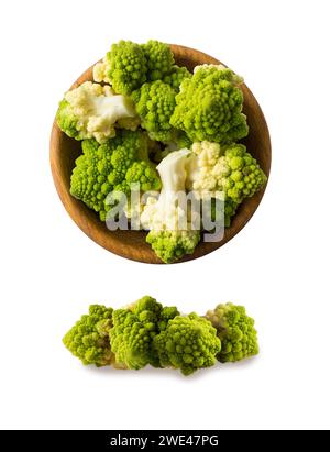 Set di cavolfiore romano. Cavolfiore romano su ciotola di legno isolato su bianco. Da vicino il cavolfiore romano. Struttura frattale di romanesco broccoli. Romana Foto Stock