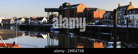 Barche ormeggiate lungo il molo nel molo, Wells-Next-the-Sea, North Norfolk Coast; Inghilterra Regno Unito Foto Stock