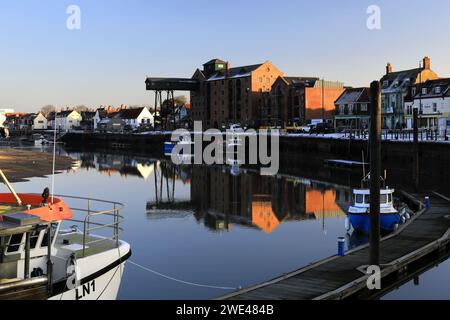 Barche ormeggiate lungo il molo nel molo, Wells-Next-the-Sea, North Norfolk Coast; Inghilterra Regno Unito Foto Stock