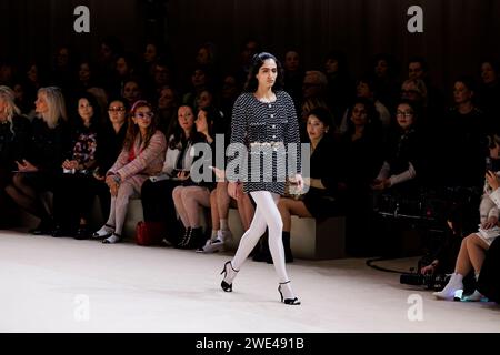 Parigi, Frankreich. 23 gennaio 2024. CHANEL Haute Couture Primavera/Estate 2024 Runway durante la Paris Haute Couture Fashion Week il 2024 gennaio - Parigi; Francia 23/01/2024 credito: dpa/Alamy Live News Foto Stock