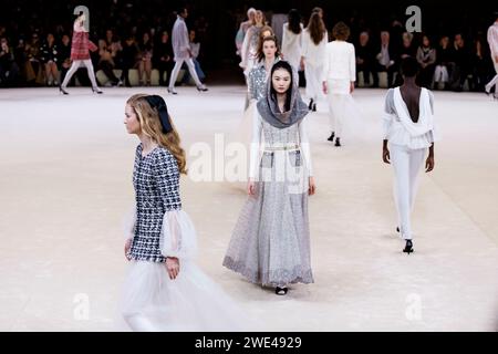 Parigi, Frankreich. 23 gennaio 2024. CHANEL Haute Couture Primavera/Estate 2024 Runway durante la Paris Haute Couture Fashion Week il 2024 gennaio - Parigi; Francia 23/01/2024 credito: dpa/Alamy Live News Foto Stock