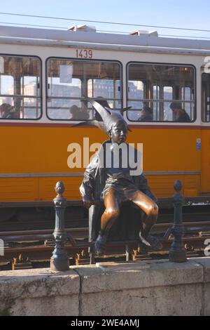 Statua della piccola principessa, scultura di Laszlo Marton, di fronte a Vigado, tram numero 2 dietro, passeggiata sul Danubio, Budapest, Ungheria Foto Stock